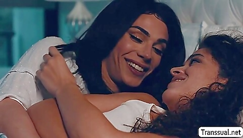 Cute teen with a nice body is doing handjob and deepthroat