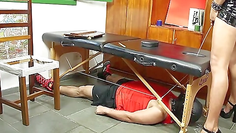 Hot shemale with sexy tattooed body wants to be cummed off