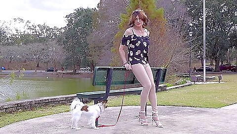 Brunette is the main attraction in this outdoor solo clip